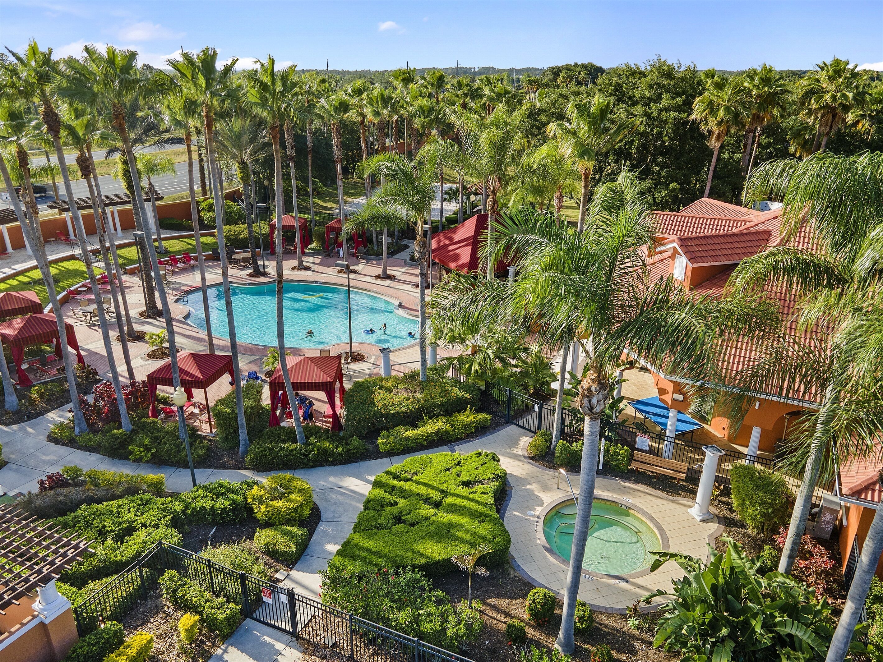 Innendørsbasseng og et oppvarmet basseng