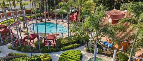 Innendørsbasseng og et oppvarmet basseng