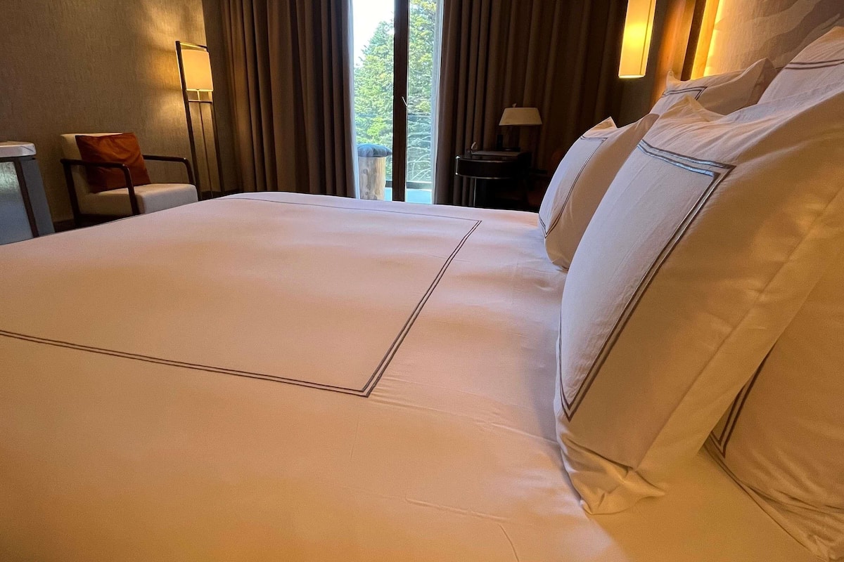 Premium bedding, minibar, individually furnished, desk