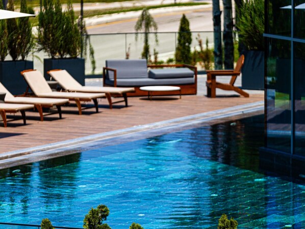 Piscine intérieure, piscine extérieure