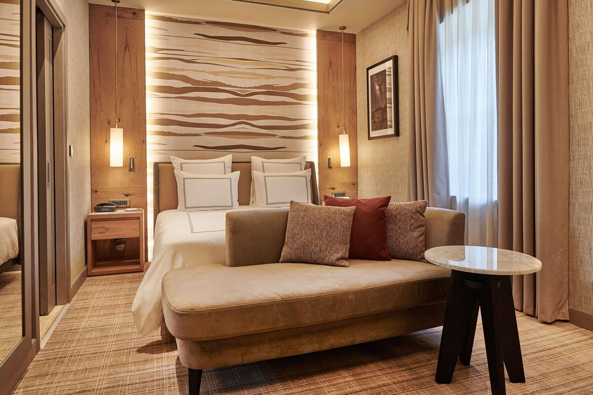 Swiss Advantage King Room | 高級寢具、迷你吧、書桌、筆電工作空間