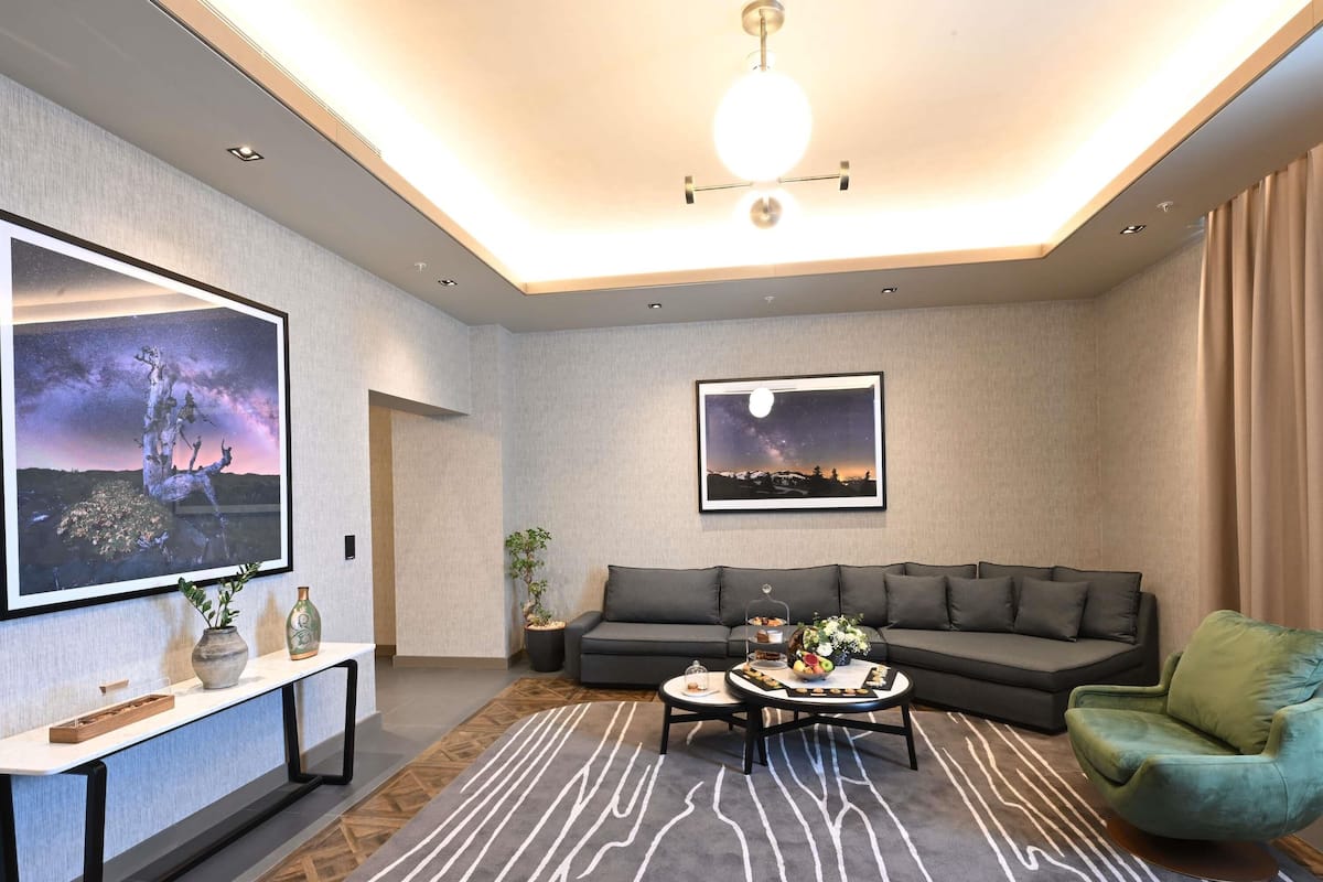 Suite – president | Sengetøy av topp kvalitet, minibar, individuelt innredet og skrivebord