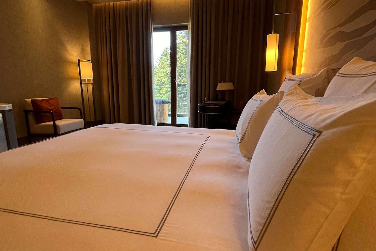 Superior-huone, 1 parisänky, parveke | Ylelliset vuodevaatteet, minibaari, yksilöllisesti kalustettu, työpöytä