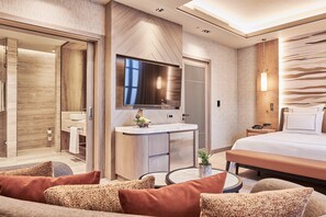 Hochwertige Bettwaren, Minibar, individuell eingerichtet, Schreibtisch