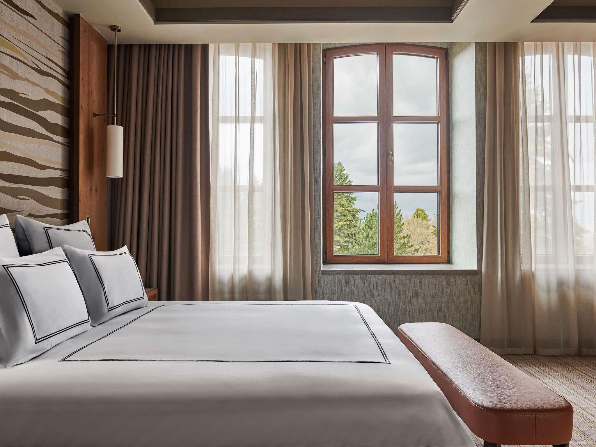 Swiss Deluxe King Room Forest View | Ropa de cama de alta calidad, minibar, muebles diferentes y escritorio 