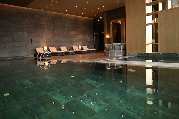 Alberca techada y alberca al aire libre