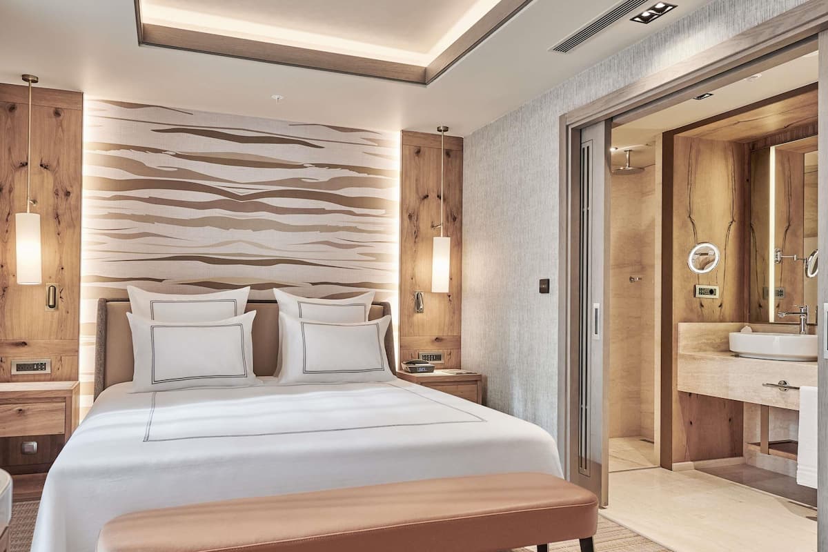 Literie de qualité supérieure, minibar, ameublement personnalisé, bureau