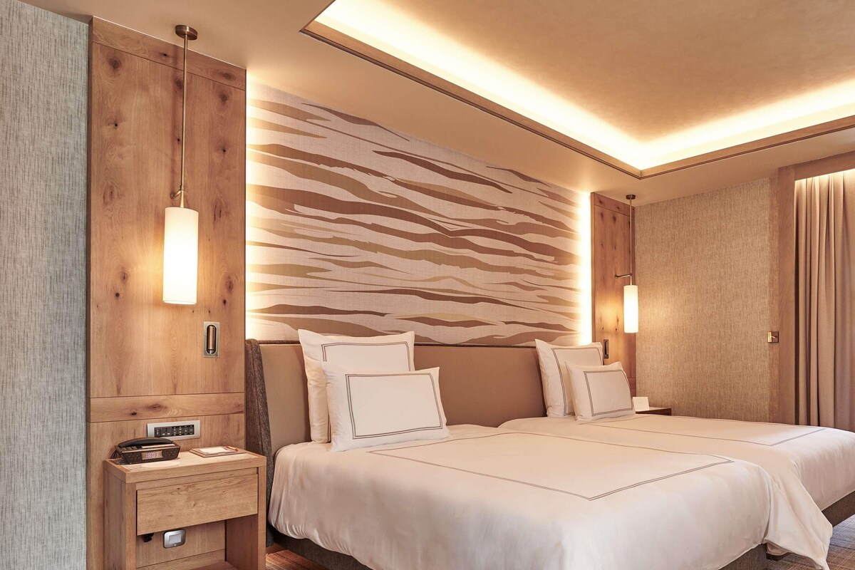 Swiss Deluxe Twin Room with Forest View | 高級寢具、迷你吧、書桌、筆電工作空間