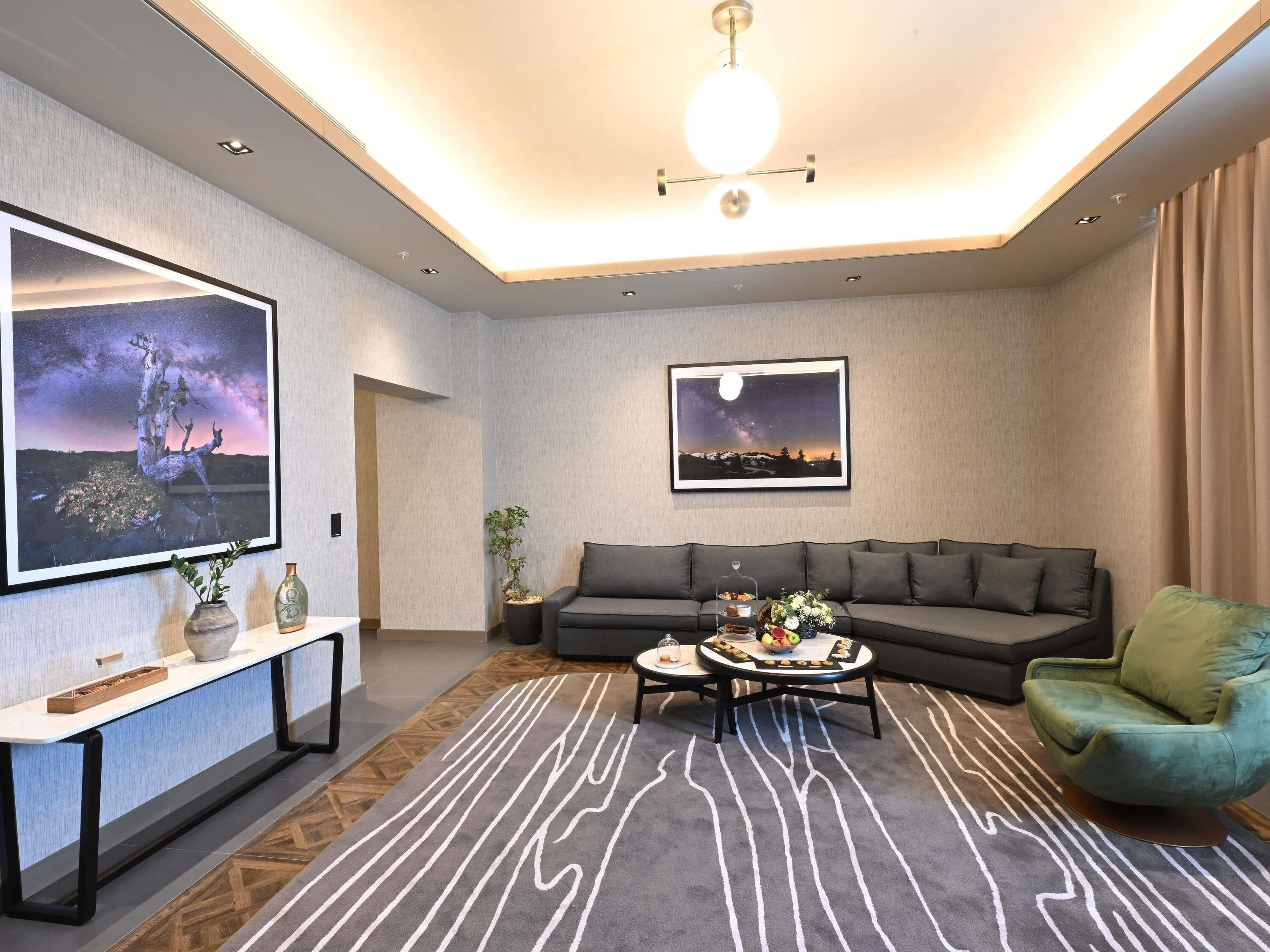 Suite presidencial | Ropa de cama de alta calidad, minibar, muebles diferentes y escritorio 