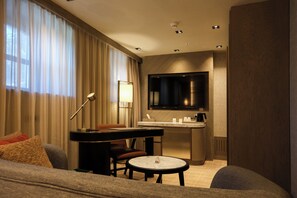 Swiss Advantage King Room | Premium bedding, minibar, individually furnished, desk