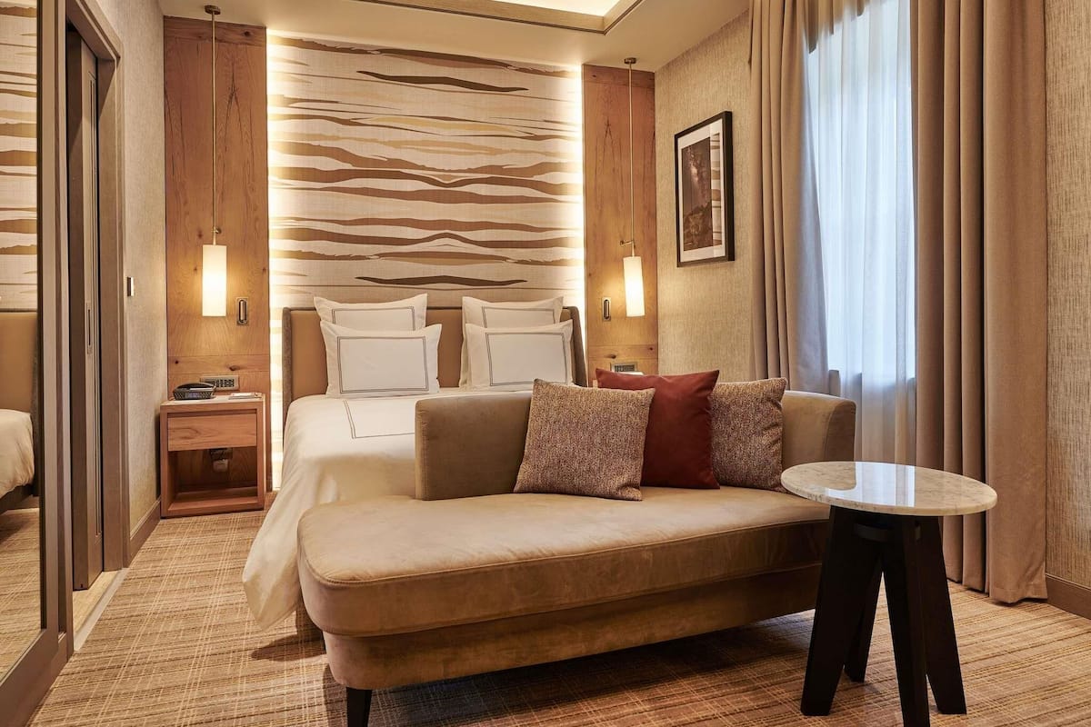 Swiss Advantage King Room | Ropa de cama de alta calidad, minibar, muebles diferentes y escritorio