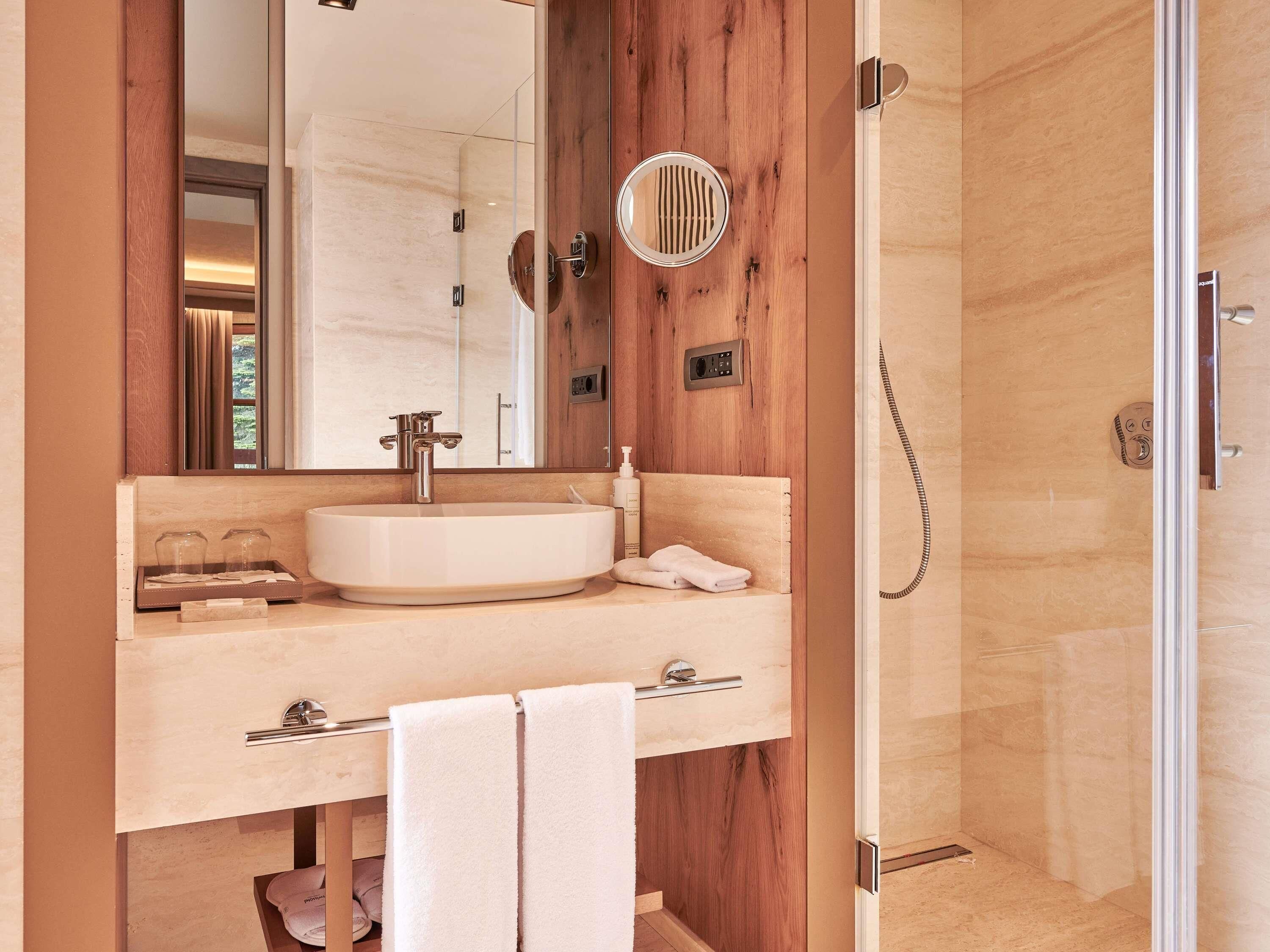 Luxe beddengoed, een minibar, individueel gemeubileerd, een bureau