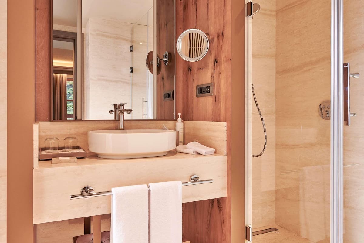 Ropa de cama de alta calidad, minibar, muebles diferentes y escritorio