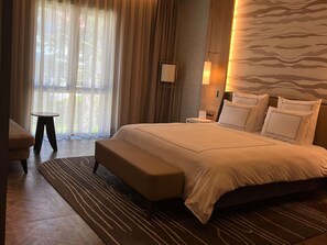 Royal-suite | Premium-sengetøj, minibar, individuel indretning, skrivebord