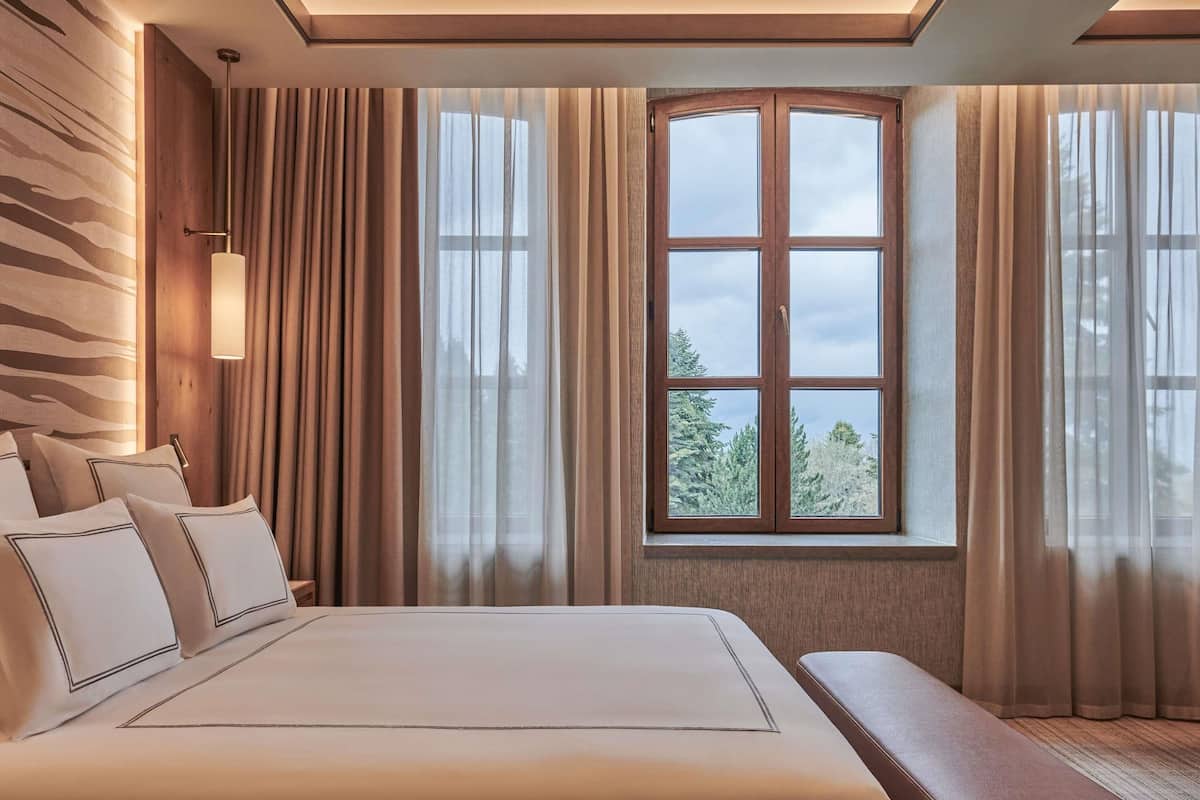 Hochwertige Bettwaren, Minibar, individuell eingerichtet, Schreibtisch