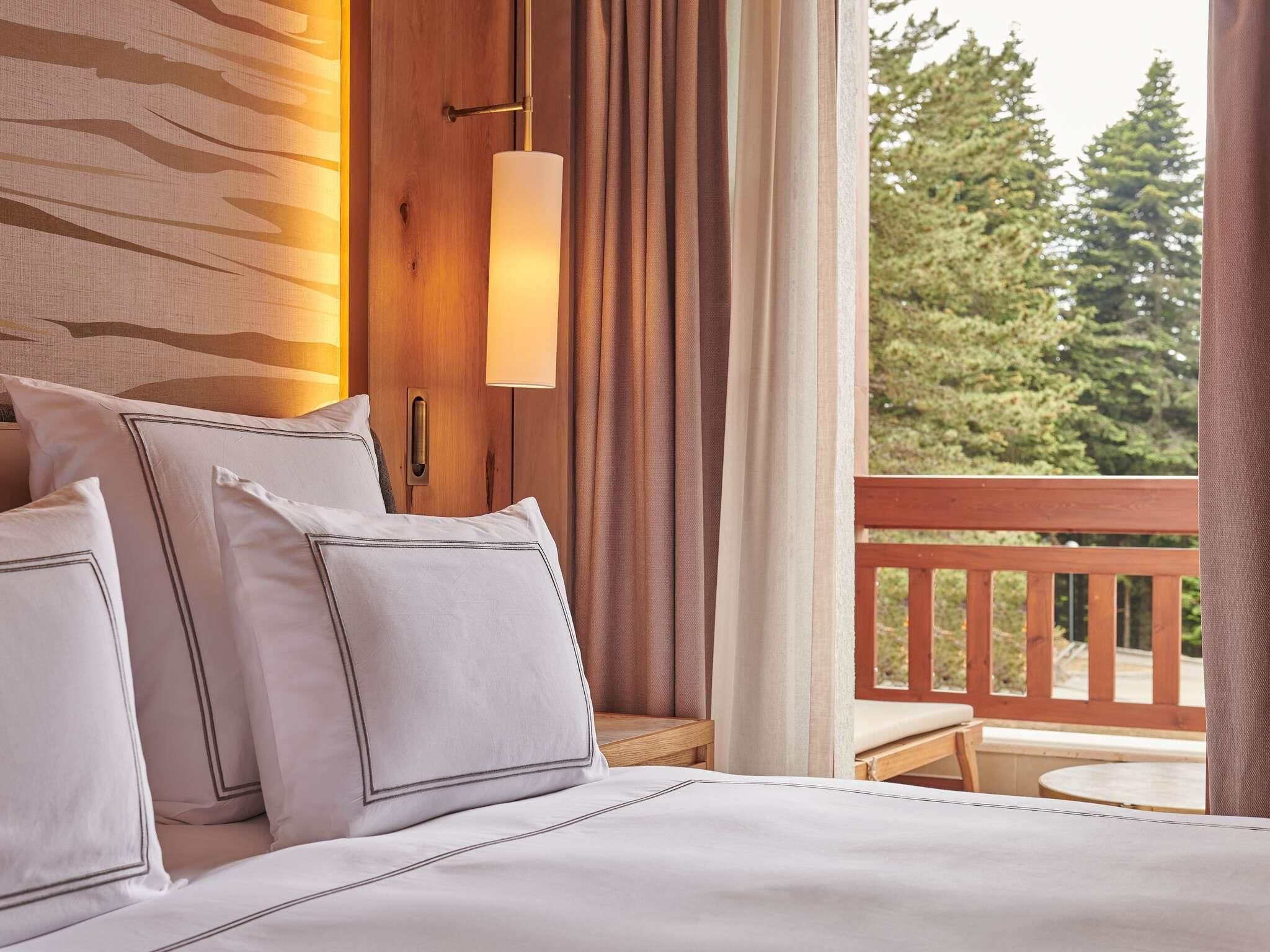 Premium bedding, minibar, individually furnished, desk