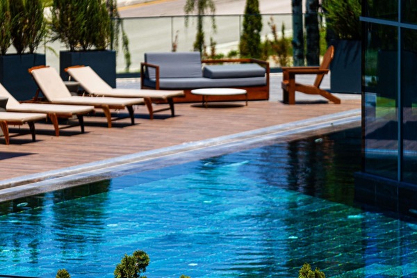 Una piscina cubierta, una piscina al aire libre