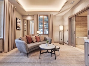 Suite Deluxe, 1 cama King size (Forest View) | Ropa de cama de alta calidad, minibar, muebles diferentes y escritorio