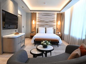 เครื่องนอนระดับพรีเมียม, มินิบาร์, ตกแต่งพิเศษโดยเฉพาะ, โต๊ะทำงาน
