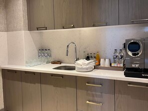 Royal-suite | Premium-sengetøj, minibar, individuel indretning, skrivebord