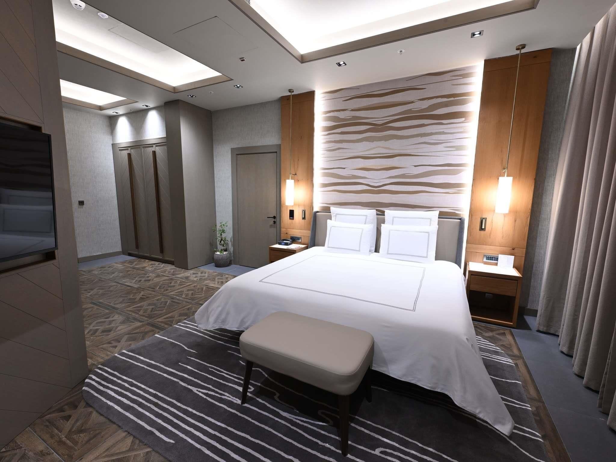 Suite presidencial | Ropa de cama de alta calidad, minibar, muebles diferentes y escritorio 