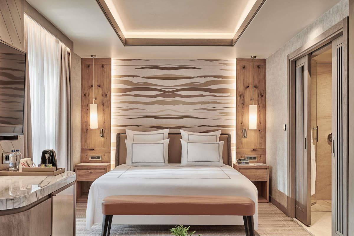 Swiss, Chambre supérieure, 1 trÚs grand lit | Literie de qualité, minibar, ameublement unique, bureau