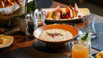 Kontinental frokost hver dag (EUR 33.6 per person)