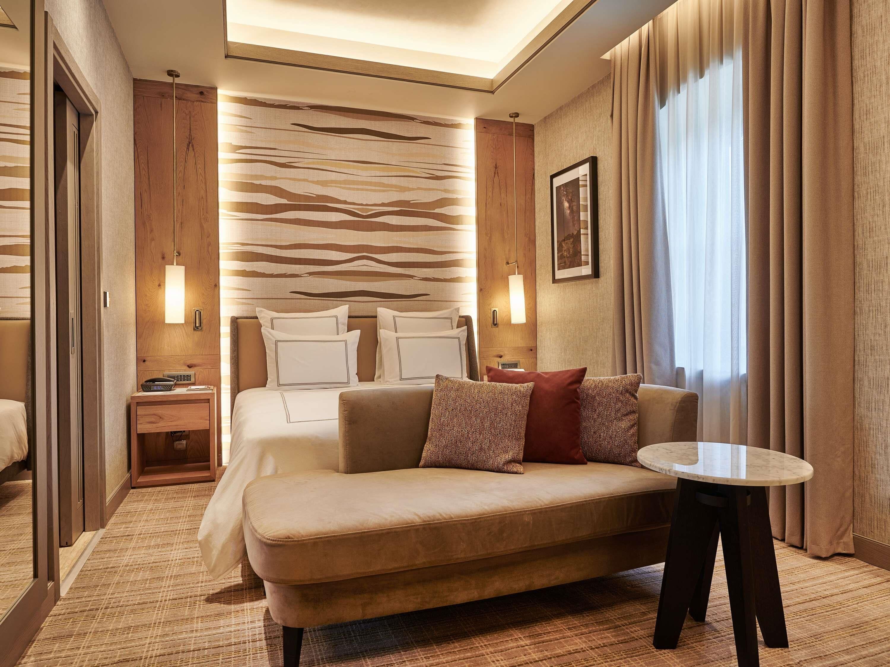 Swiss Advantage King Room | Ropa de cama de alta calidad, minibar, muebles diferentes y escritorio 