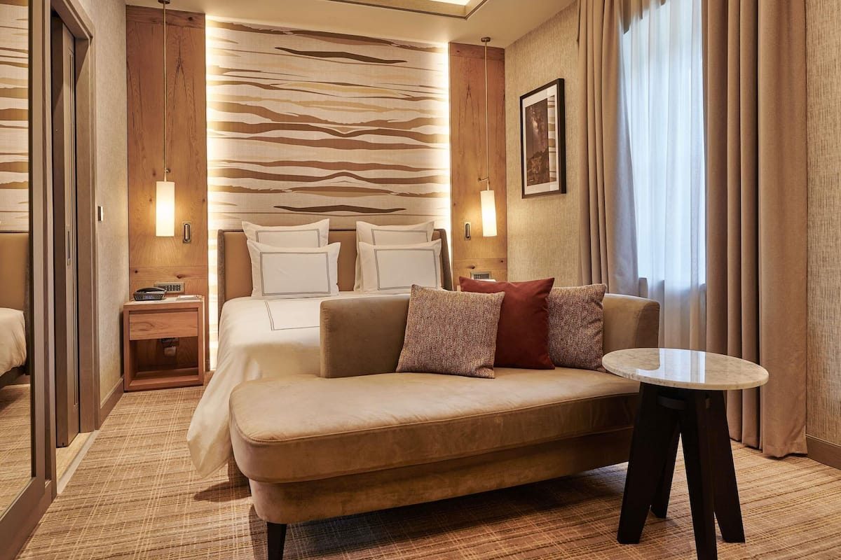 Swiss Advantage King Room | Literie de qualité, minibar, ameublement unique, bureau