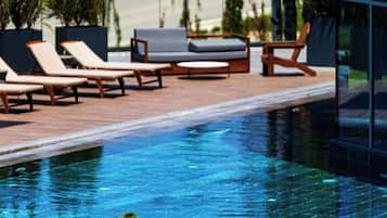 Una piscina cubierta, una piscina al aire libre