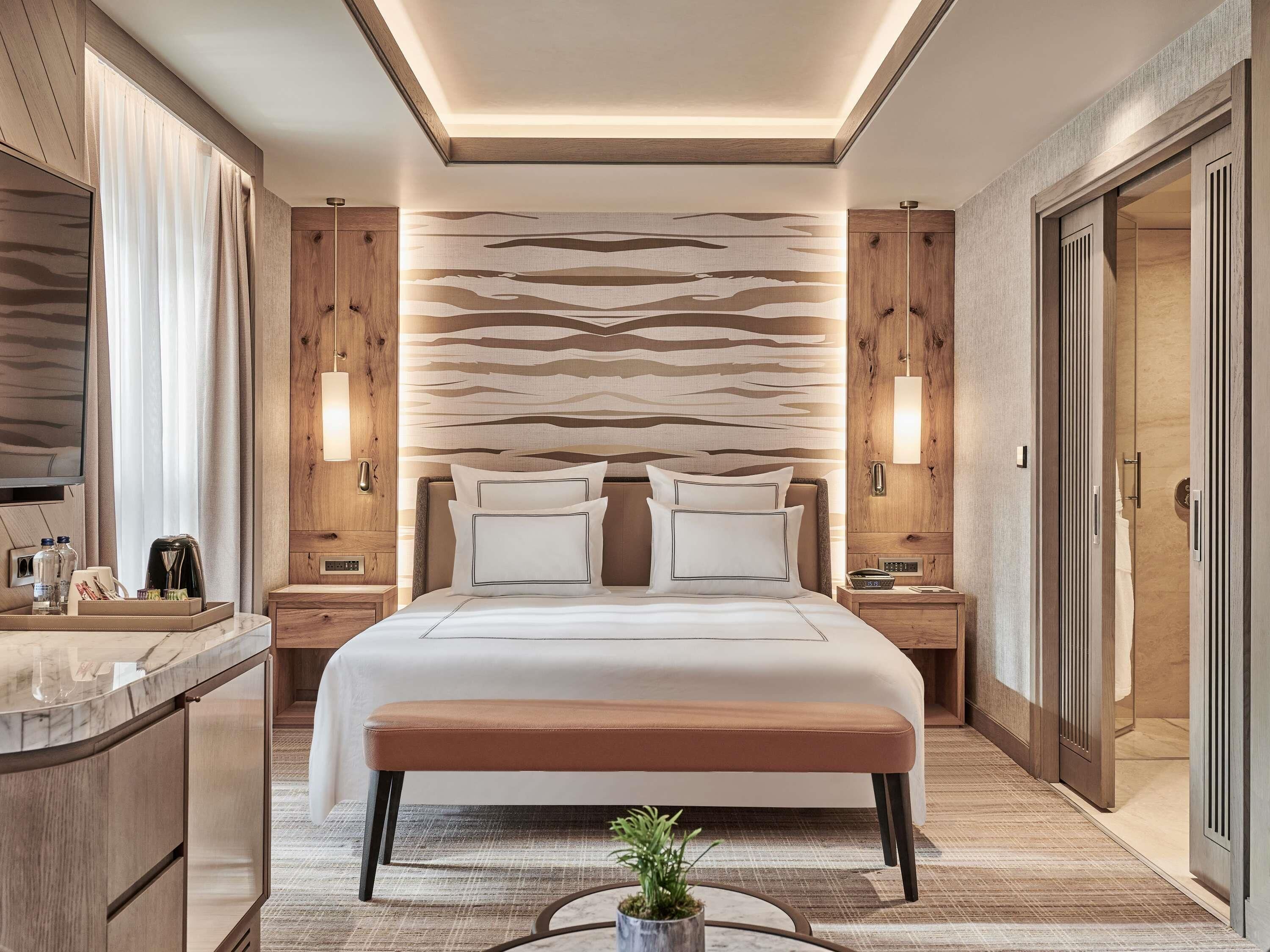 Swiss, Superior Room, 1 King Bed | Premium bedding, minibar, individually furnished, desk