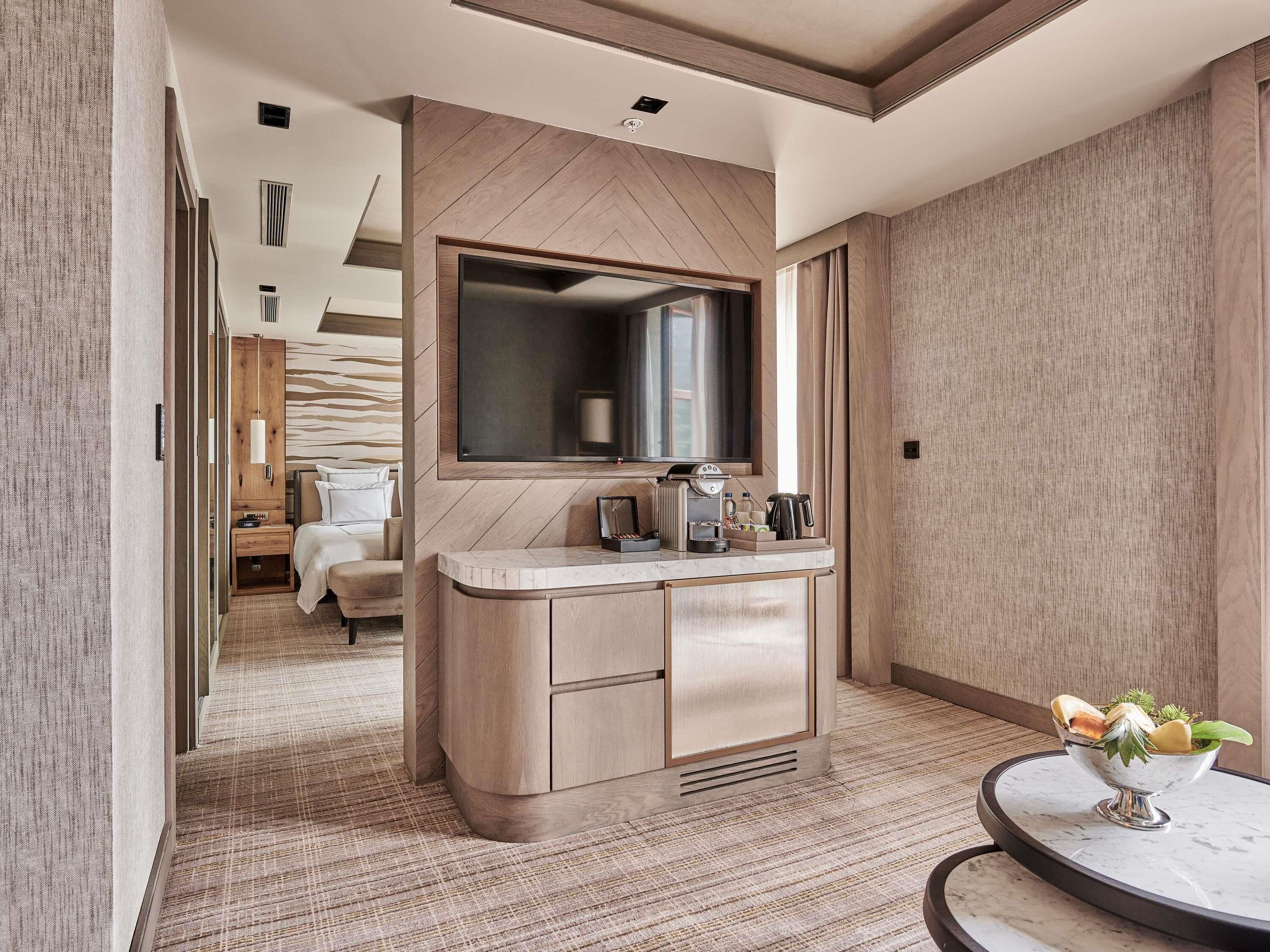 Suite Deluxe, 1 très grand lit (Forest View) | Literie de qualité, minibar, ameublement unique, bureau