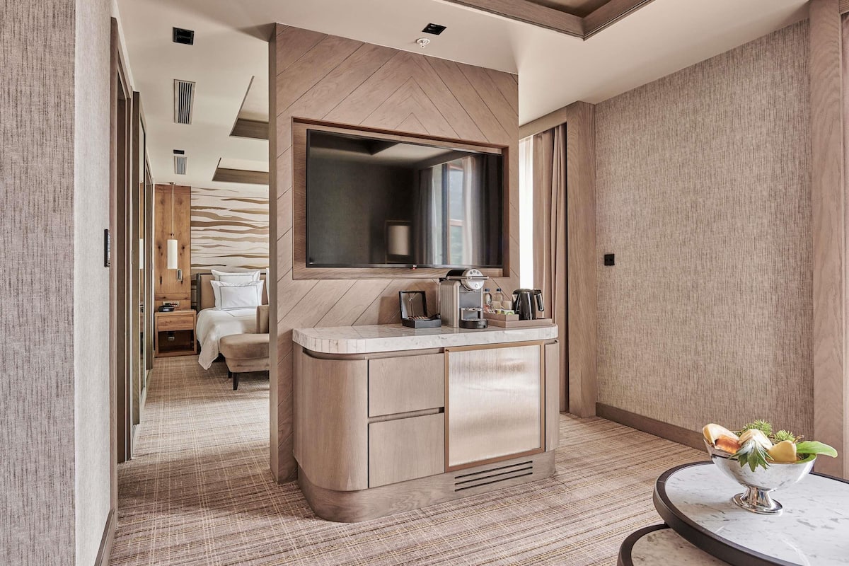 Suite Deluxe, 1 trÚs grand lit (Forest View) | Literie de qualité, minibar, ameublement unique, bureau