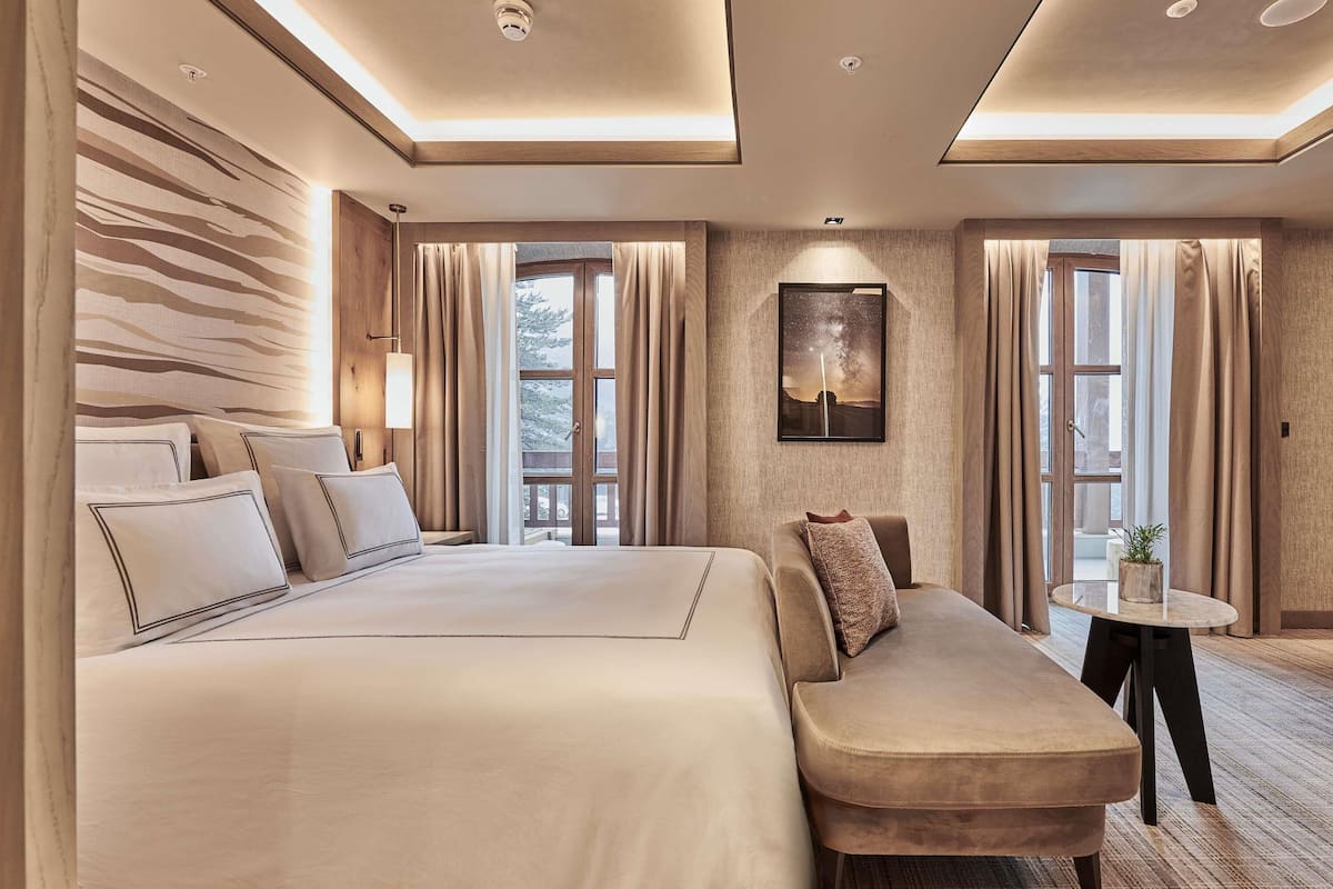 Ropa de cama de alta calidad, minibar, muebles diferentes y escritorio