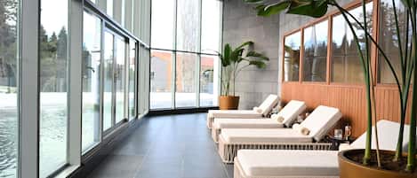 Een binnenzwembad en een buitenzwembad