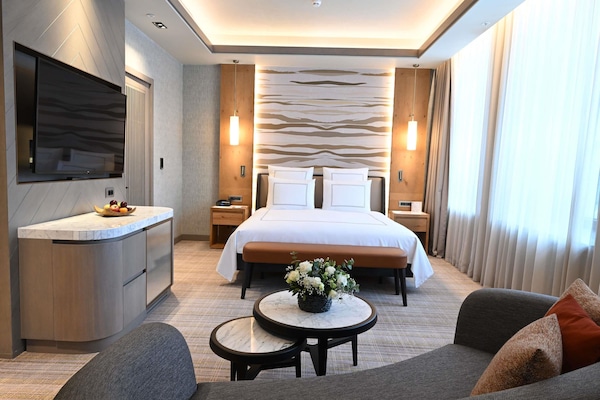 Premium bedding, minibar, individually furnished, desk