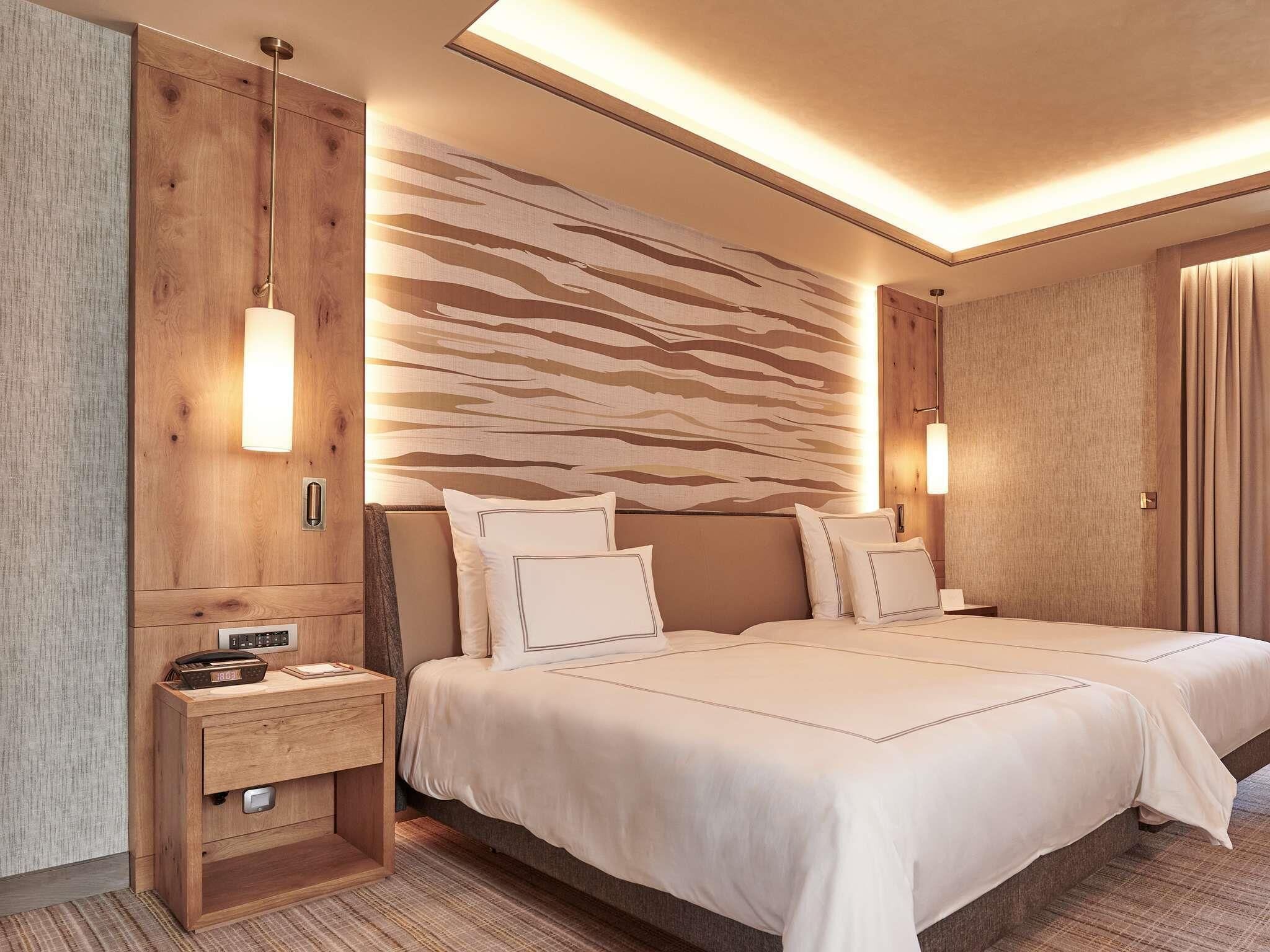 Swiss Deluxe Twin Room with Forest View | Ropa de cama de alta calidad, minibar, muebles diferentes y escritorio 