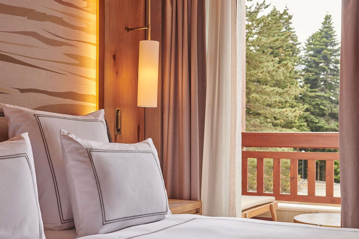 Swiss, Deluxe-huone, 1 suuri parisänky, terassi | Ylelliset vuodevaatteet, minibaari, yksilöllisesti kalustettu, työpöytä