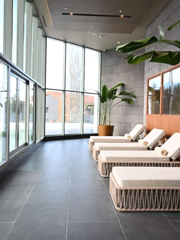 Una piscina techada, una piscina al aire libre