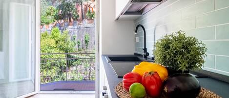 Kühlschrank, Mikrowelle, Ofen, Geschirrspüler