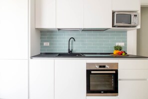 Kühlschrank, Mikrowelle, Ofen, Geschirrspüler