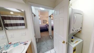 SĂšche-cheveux, serviettes fournies, savon, shampoing