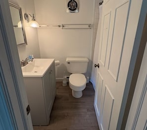 Haartrockner, Handtücher, Seife, Toilettenpapier