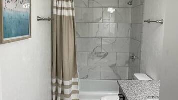 SĂšche-cheveux, serviettes fournies, savon, shampoing