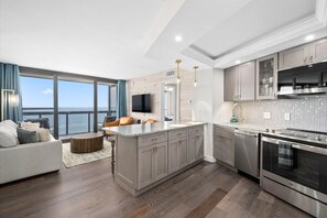 Jääkaappi, mikroaaltouuni, uuni, liesi