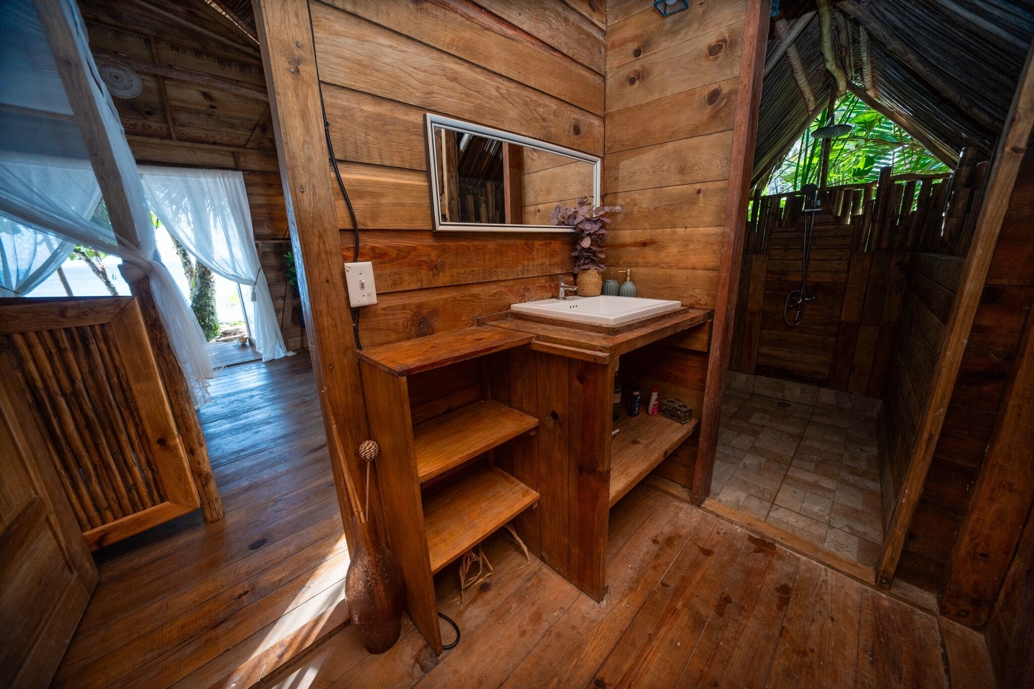 Huis | Badkamer | Een douche, handdoeken