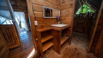Huis | Badkamer | Een douche, handdoeken