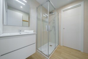 Dusche, Haartrockner, Handtücher