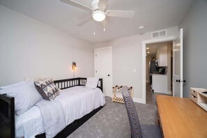 2 室のベッドルーム、アイロン / アイロン台、WiFi、ベッドシーツ