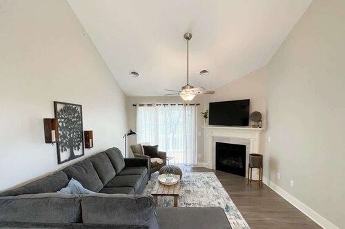 Awesome 2 bed with office and king master suite condo located in Bettendorf!